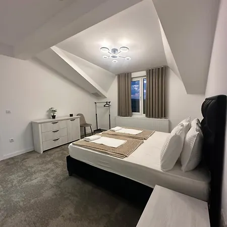 Aleksandar Θέρετρο *